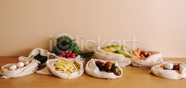 낭비 신선 준비 사람없음 JPG 포토 해외이미지 가방 건강 과일 다이어트 라이프스타일 맛 먹기 면 백그라운드 비건 상점 생태계 쇼핑 시장 실내 에코 옥수수 온라인 요리 유기농 음식 인터넷 자연 잡화 재활용 저녁식사 주방 주택 채소 채식주의자 초록색 컨셉 타이핑 탁자 파슬리 패키지 해외포토