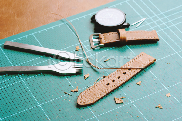 사람없음 JPG 포토 해외이미지 가죽 가죽공예 갈색 바늘(도구) 손목시계 수공예 스트랩