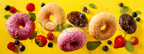 사람없음 JPG 포토 해외이미지 공중 노란색 도넛 디저트 딸기 블루베리 실내 애플민트