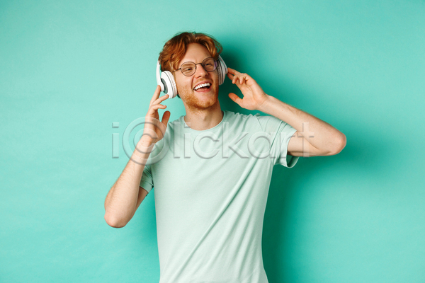 즐거움 남자 성인 성인남자한명만 한명 JPG 앞모습 포토 해외이미지 민트색 상반신 실내 웃음 음악감상 헤드셋