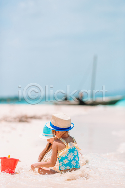 휴식 두명 소녀(어린이) 소녀만 어린이 여자 JPG 뒷모습 포토 해외이미지 라이프스타일 모래놀이 미소(표정) 바캉스 섬 수영복 앉기 야외 양동이 여름(계절) 여름휴가 여행 자매 전신 주간 파도 해변