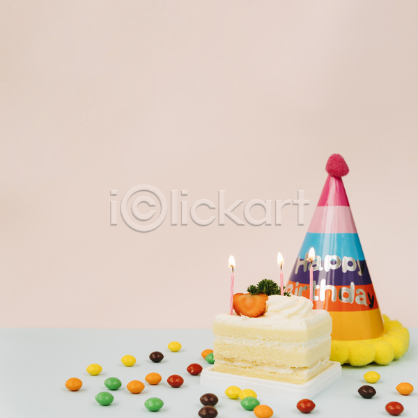 즐거움 축하 사람없음 JPG 포토 해외이미지 고깔(모자) 생일 생일축하 실내 초 초코볼 케이크 파티 흰배경