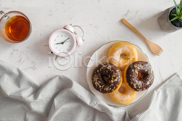 달콤 사람없음 JPG 포토 하이앵글 해외이미지 나무포크 도넛 식물 실내 자명종 접시 차(음료) 찻잔 천(직물) 화분 흰배경