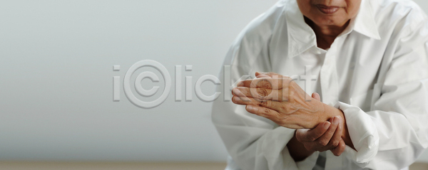 고통 노년 노인여자한명만 여자 한명 JPG 앞모습 포토 해외이미지 상반신 손목통증 실내 잡기 할머니