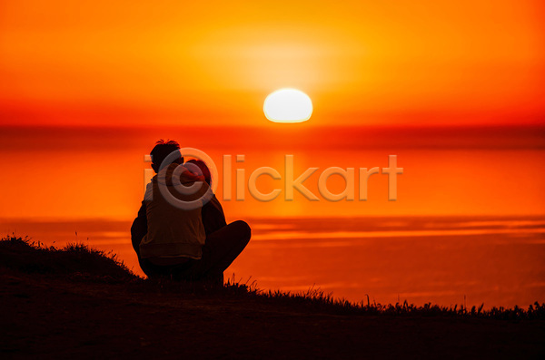 남자 두명 성인 성인만 여자 JPG 뒷모습 실루엣 포토 해외이미지 바다 상반신 야외 일출 절벽 캘리포니아 커플 태양 파노라마 파도 풍경(경치) 하늘