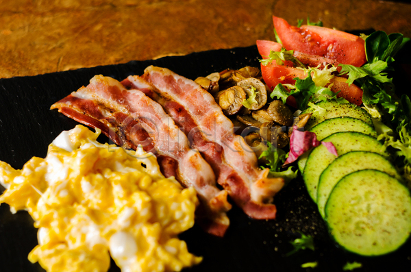 사람없음 JPG 포토 해외이미지 나무배경 돌판 베이컨 샐러드 스크램블에그 실내 아침식사 양송이 오이 토마토