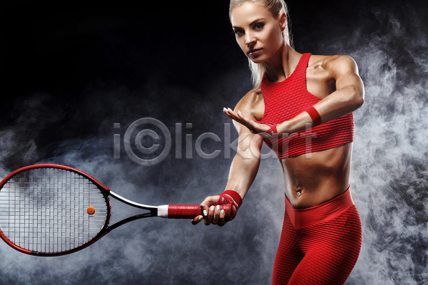 성인 성인여자한명만 여자 한명 JPG 앞모습 옆모습 포토 해외이미지 검은배경 근육 들기 상반신 손들기 실내 응시 테니스 테니스라켓 테니스복 포즈