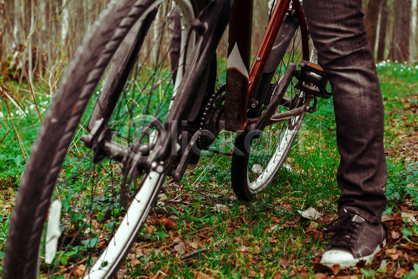 산책 20대 백인 사람 사람없음 여자 JPG 포토 해외이미지 1 건강 계절 공원 라이프스타일 목재 바퀴 산악자전거 서기 숲 야외 여름(계절) 여행 자연 자전거 초록색 하이킹 혼자