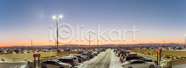 추위 출발 사람 사람없음 JPG 포토 해외이미지 걷기 겨울 공항 교통시설 냉동 눈내림 대패 도로 도착 비행기 산 산업 서리 수하물 승객 안테나 얼음 여행 외관 일몰 자동차 저녁 주차 콜로라도 터미널 하늘 항공 해외포토 활주로 황혼 휴가