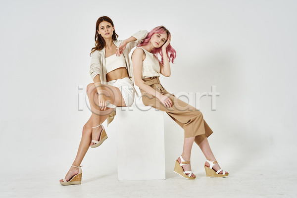 두명 백인 성인 성인여자만 여자 JPG 앞모습 옆모습 포토 해외이미지 기댐 모델 실내 앉기 어깨에손 응시 전신 친구 패션 포즈 흰배경