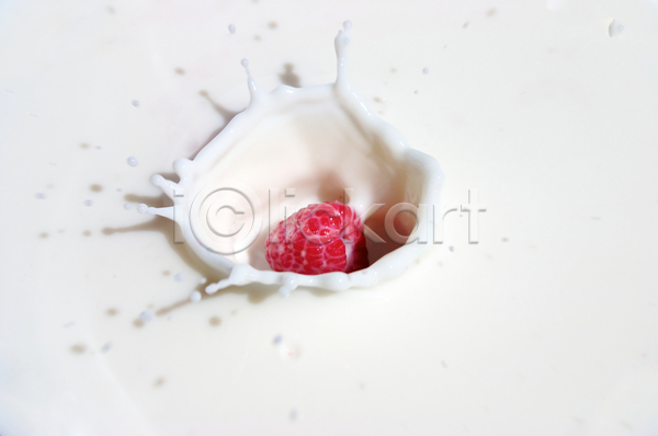 떨어짐 신선 추위 사람없음 JPG 포토 해외이미지 건강 과일 딸기 분무기 빨간색 뿌리기 산딸기 우유 음식 작음 크림 흰색