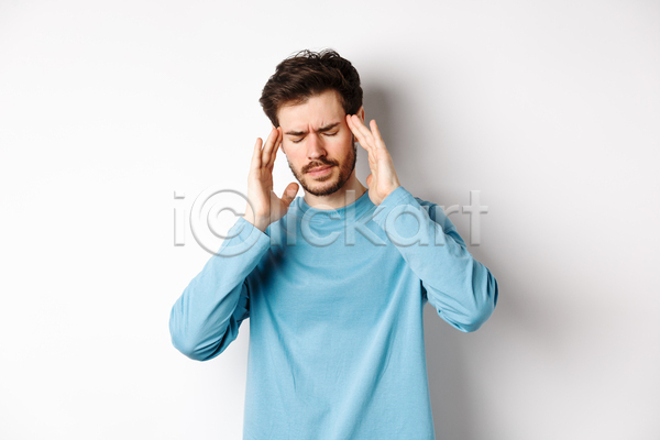 고통 남자 백인 성인 성인남자한명만 한명 JPG 앞모습 포토 해외이미지 두통 상반신 실내 찡그림 편두통 흰배경