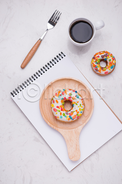 달콤 사람없음 JPG 포토 하이앵글 해외이미지 나무접시 도넛 실내 커피 커피잔 포크 흰배경