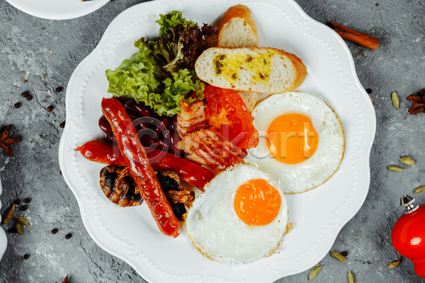 사람없음 JPG 포토 하이앵글 해외이미지 계란프라이 바게트 베이컨 상추 소시지 실내 아침식사 접시 토마토 회색배경