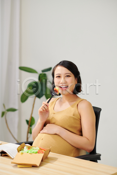 동양인 성인 성인여자한명만 여자 한명 JPG 옆모습 포토 해외이미지 들기 먹기 상반신 샐러드 식사 실내 앉기 웃음 임산부