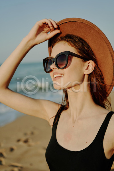 여유 휴식 성인 성인여자한명만 여자 한명 JPG 아웃포커스 옆모습 포토 해외이미지 미소(표정) 바캉스 상반신 선글라스 야외 여름(계절) 여름휴가 잡기 주간 해변