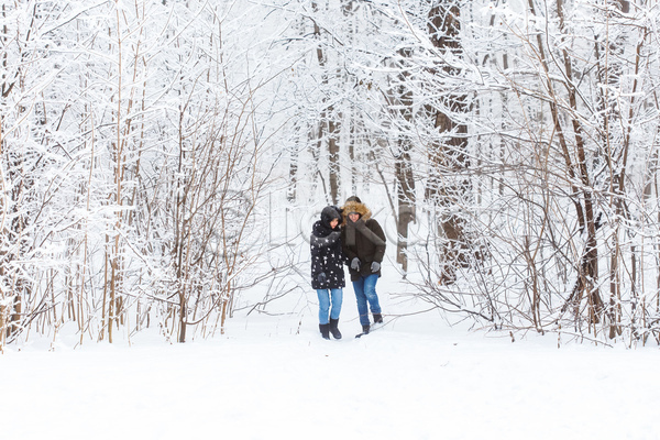 남자 두명 성인 성인만 여자 JPG 앞모습 포토 해외이미지 걷기 겨울 겨울풍경 나무 눈(날씨) 눈덮임 숲속 야외 전신 주간 커플