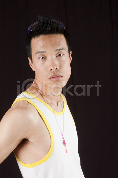 남자 동양인 성인 한명 JPG 포토 해외이미지 검은색 노란색 모델 배우 보라색 셔츠 스포츠 양말 유행 중국 흰색