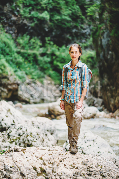 백인 사람 성인 여자 한명 JPG 포토 해외이미지 1 강 걷기 모험가 미소(표정) 바위 배낭 서기 야외 여름(계절) 여행 여행객 응시 자연 하이커 하이킹