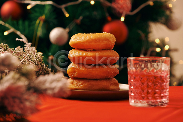 달콤 사람없음 JPG 소프트포커스 아웃포커스 포토 해외이미지 도넛 실내 오너먼트 접시 초 크리스마스 크리스마스트리 탁자