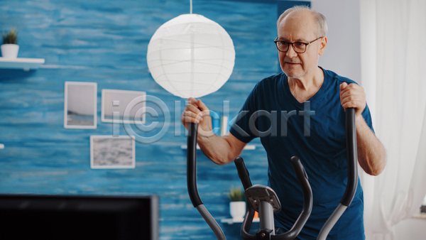 남자 노년 노인남자한명만 한명 JPG 앞모습 포토 해외이미지 건강 방 상반신 운동 운동기구 잡기 재활