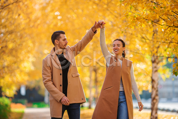 산책 함께함 화목 남자 두명 성인 성인만 여자 JPG 아웃포커스 앞모습 포토 해외이미지 가을(계절) 공원 미소(표정) 상반신 손잡기 은행나무 커플