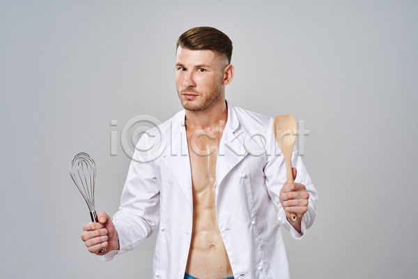 남자 백인 성인 성인남자한명만 한명 JPG 포토 해외이미지 가사 거품기 고무장갑 근육질 상반신 셔츠 주걱 청소 회색배경