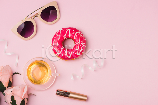 사람없음 JPG 포토 하이앵글 해외이미지 도넛 리본 립스틱 분홍색배경 선글라스 실내 장미 차(음료) 찻잔 카피스페이스 컵받침