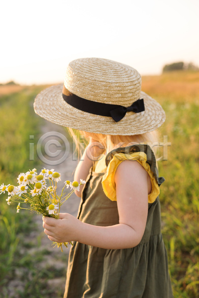 산책 소녀(어린이) 소녀한명만 어린이 여자 한명 JPG 옆모습 포토 해외이미지 꽃 꽃다발 데이지 들기 밀짚모자 야외 주간 햇빛