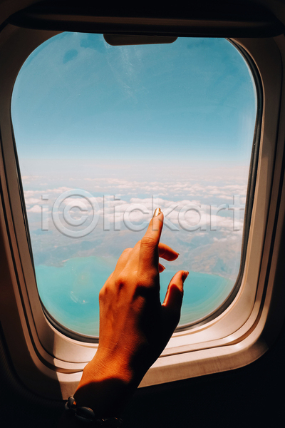 신체부위 JPG 포토 해외이미지 가리킴 구름(자연) 비행기 손 여행 창문 하늘