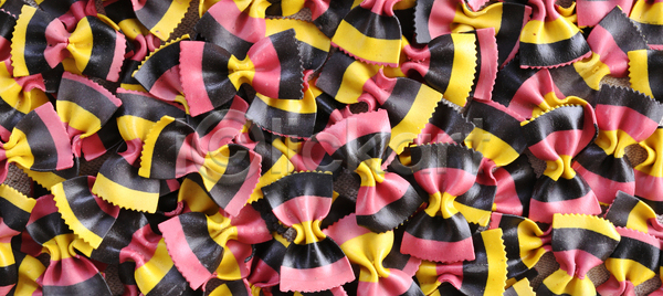 건조 신선 사람없음 JPG 포토 해외이미지 건강 날것 노란색 다이어트 레시피 마카로니 맛 맛있는 먹기 메뉴 밀 바질 백그라운드 빨간색 생식 손 스파게티 식당 식사 요리 음식 이탈리아 재료 저녁식사 전통 점심식사 접시 주방 지중해 질감 채소 채식주의자 초록색 치즈 탁자 토마토 파스타 펜네 해외포토 핸드메이드 허브 흰색