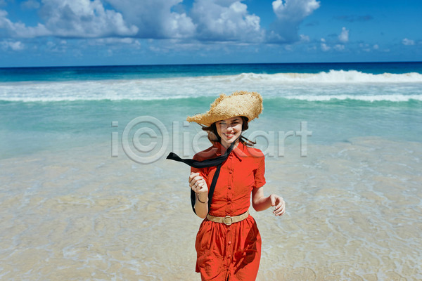 여유 즐거움 휴식 성인 성인여자한명만 여자 한명 JPG 앞모습 포토 해외이미지 밀짚모자 바람 바캉스 상반신 야외 여름(계절) 여름휴가 웃음 원피스 주간 해변