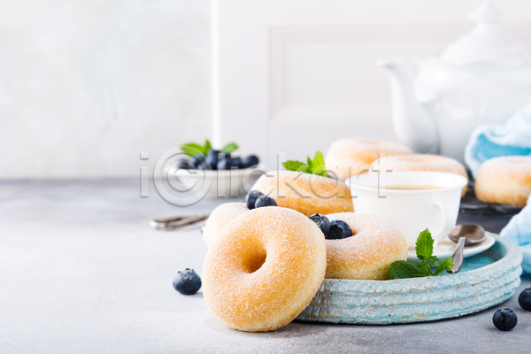 달콤 사람없음 JPG 포토 해외이미지 도넛 디저트 민트 블루베리 접시 회색배경