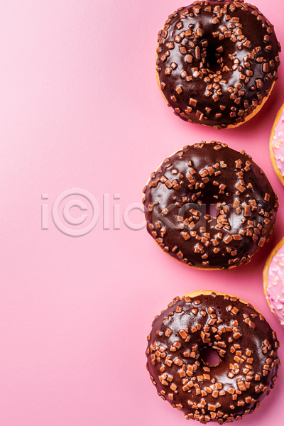 달콤 사람없음 JPG 포토 해외이미지 도넛 디저트 분홍색배경 일렬 초콜릿 플랫레이