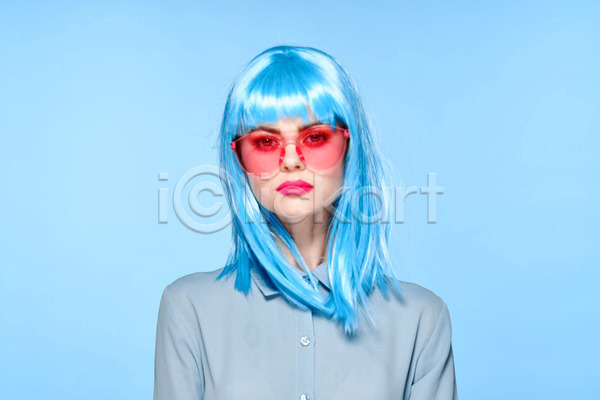 성인 성인여자한명만 여자 한명 JPG 앞모습 포토 해외이미지 가발 상반신 선글라스 하늘색 힙스터