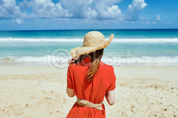 여유 휴식 성인 성인여자한명만 여자 한명 JPG 뒷모습 포토 해외이미지 밀짚모자 바캉스 상반신 야외 여름(계절) 여름휴가 원피스 주간 해변