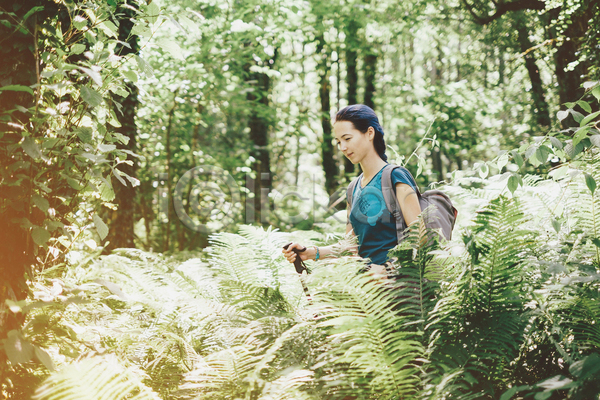 사람 성인 여자 한명 JPG 포토 해외이미지 1 걷기 라이프스타일 막대기 모험가 미소(표정) 배낭 봉 숲 야외 양치류 여름(계절) 여행 자연 초록색 트래킹 하이커 하이킹