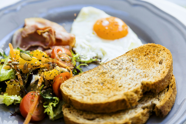 사람없음 JPG 근접촬영 포토 해외이미지 계란프라이 바게트 방울토마토 베이컨 샐러드 실내 아침식사 접시