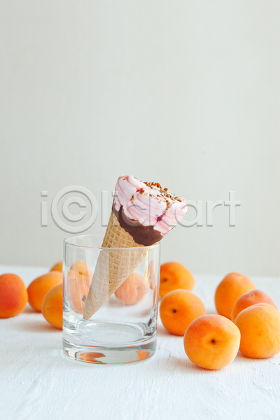 달콤 부드러움 상쾌 신선 우아함 추위 사람없음 JPG 포토 해외이미지 건강 계절 과일 내추럴 냉동 디저트 맛 맛있는 복숭아 사탕 살구 숟가락 아이스크림 얼음 여름(계절) 오렌지 유리 음식 크림 향 흰색
