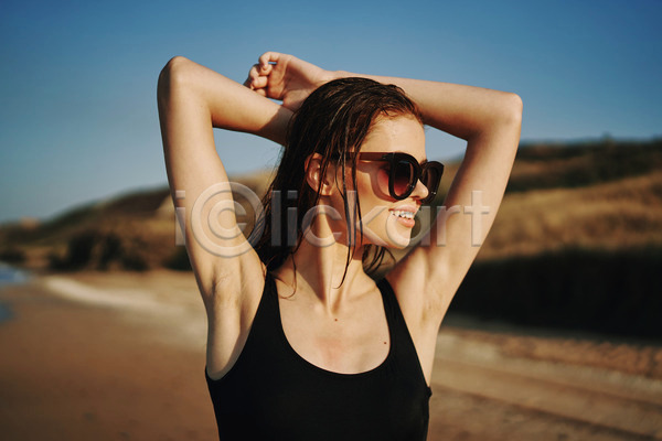 여유 휴식 성인 성인여자한명만 여자 한명 JPG 아웃포커스 앞모습 포토 해외이미지 미소(표정) 바캉스 상반신 선글라스 손들기 야외 여름(계절) 여름휴가 주간 해변