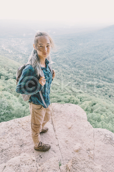 백인 사람 성인 여자 한명 JPG 포토 해외이미지 1 계곡 모험가 미소(표정) 배낭 산 야외 여름(계절) 여행 여행객 응시 자연 하이커 하이킹