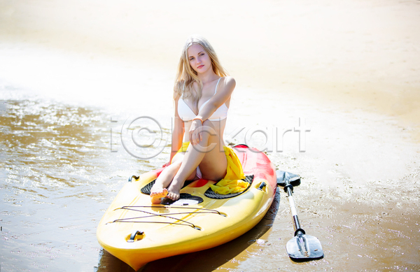 성인 성인여자한명만 여자 한명 JPG 앞모습 포토 해외이미지 노 바다 서핑 서핑보드 수영복 앉기 야외 응시 전신 주간 해변