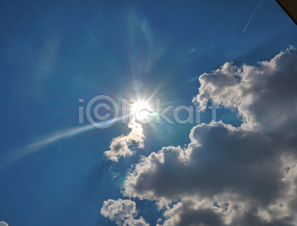 자유 사람없음 JPG 포토 해외이미지 광선 구름(자연) 날씨 맑음 백그라운드 불꽃(불) 뷰티 빛 솜털 야외 어둠 여름(계절) 오존 우주 자연 장면 천국 추상 태양 파란색 풍경(경치) 하늘 햇빛 환경 흰색