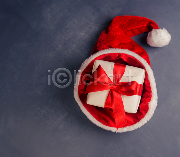축하 사람없음 JPG 포토 해외이미지 겨울 계절 디자인 리본 백그라운드 복고 빨간색 산타클로스 상자 새해 선물 수확 심볼 오브젝트 이벤트 장식 전통 카피스페이스 캡모자 컨셉 크리스마스 탁자 활 휴가 흰색