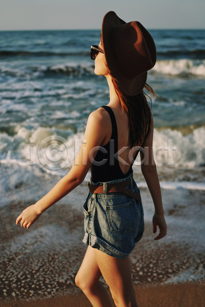여유 휴식 성인 성인여자한명만 여자 한명 JPG 옆모습 포토 해외이미지 걷기 바람 바캉스 상반신 선글라스 야외 여름(계절) 여름휴가 주간 해변