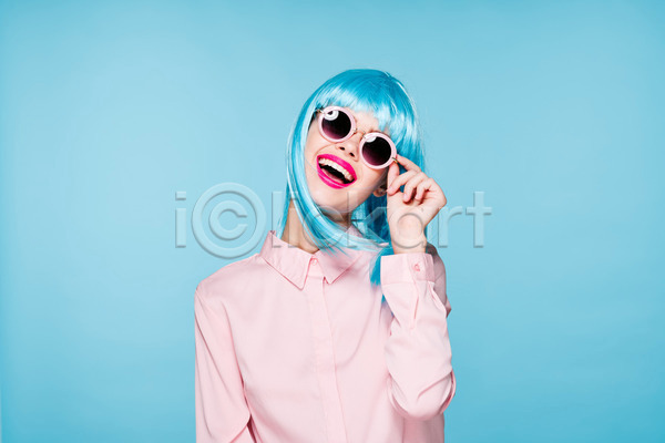 기쁨 성인 성인여자한명만 여자 한명 JPG 앞모습 포토 해외이미지 가발 상반신 선글라스 웃음 하늘색 힙스터