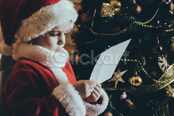 새로움 축하 행복 희망 백인 어린이 한명 JPG 포토 해외이미지 12월 겨울 꿈 나무 메리크리스마스 빨간색 산타클로스 새해 선물 야간 연도 인사 읽기 장난감 장식 종이 크리스마스 편지 화환 휴가