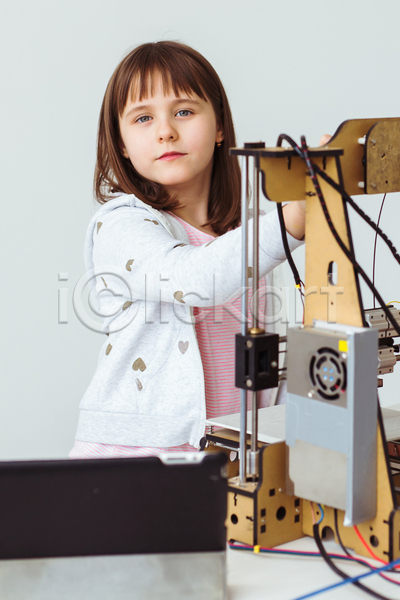 소녀(어린이) 소녀한명만 어린이 여자 한명 JPG 앞모습 옆모습 포토 해외이미지 3D프린터 4차산업 과학기술 기술자 만들기 만지기 상반신 실내 응시 인공 제조