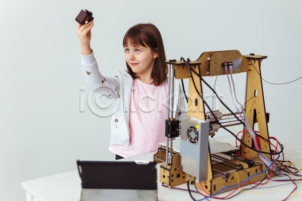 소녀(어린이) 소녀한명만 어린이 여자 한명 JPG 앞모습 포토 해외이미지 3D프린터 4차산업 과학기술 기술자 들기 만들기 미소(표정) 상반신 서기 실내 응시 인공 제조