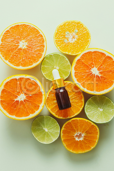 사람없음 JPG 포토 하이앵글 해외이미지 귤 단면 라임 비타민C 실내 앰플 에스테틱 오렌지 초록배경 화장품